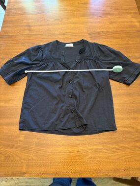 Women’s black lightweight top